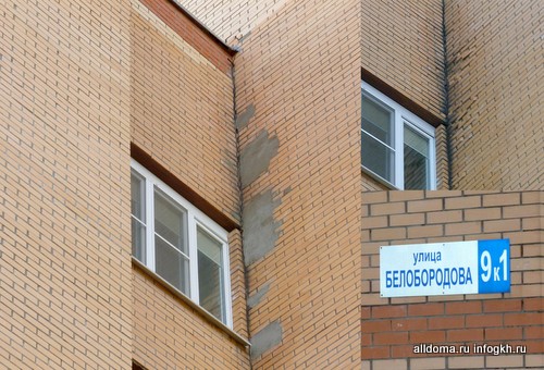 Управляющая компания отремонтировала, но только получив предписание Госжилинспекции Московской области - рассыпающийся кирпичный фасад жилого дома, на состояние которого давно жаловались жители Мытищ. 