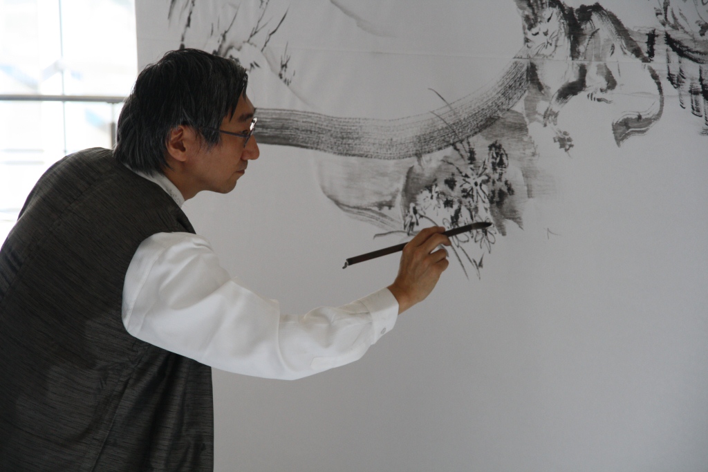 Что связывает  компанию «ССТ» и японского художника  Тоуна Кобаяси? Японский художник Тоун Кобаяси на глазах многочисленных зрителей создал картину в стиле суми-э и сделал это в офисе «ССТ».
