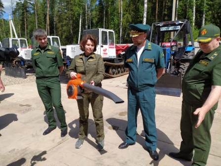 Комитет лесного хозяйства Московской области торжественно передал филиалам ГАУ МО «Центрлесхоз» 25 компактных воздуходувов Husqvarna для повышения эффективности в борьбе с лесными пожарами. 